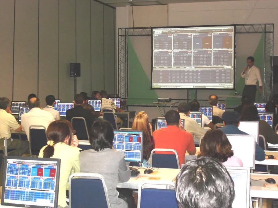 Aula sobre bolsa em feira de investimentos