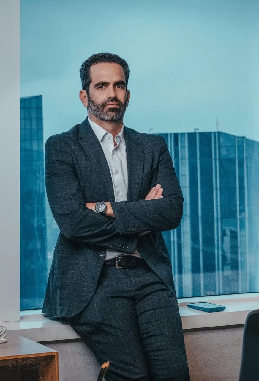 Luiz Basile em retrato executivo, no escritório da Azul Investimentos
